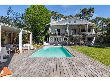 villa familiale avec piscine grand jardin