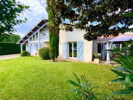 maison pleine de charme de 5 pièces (dpe c/a) en excellent état avec grand terrain proche.