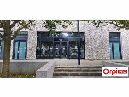 location commerce 104 m²