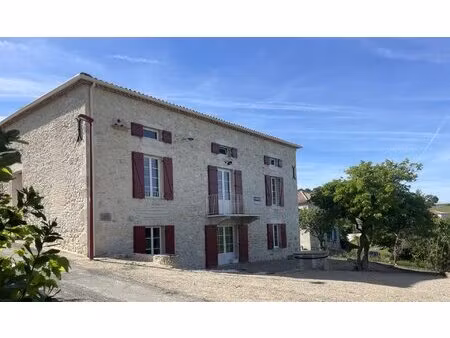 maison en pierre en campagne vue sur la vallée .