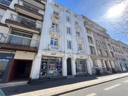 t2 atypique de 53 m² au pied du tram charcot tours grammont