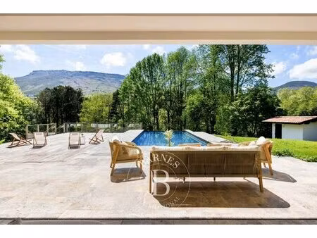 ascain  tres belle propriete de 250 m² sur terrain de 2 25 hectares face a la rhune