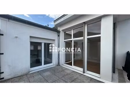 découvrez ce charmant  deux pièces de 48 m²  idéalement située à seulement 10 minutes à pi