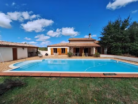 maison nichée dans un écrin de verdure