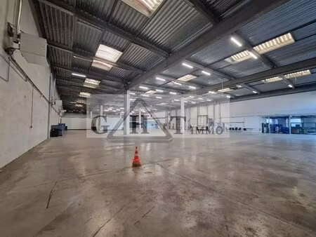 location commerce 614 m² à 4 202 m²