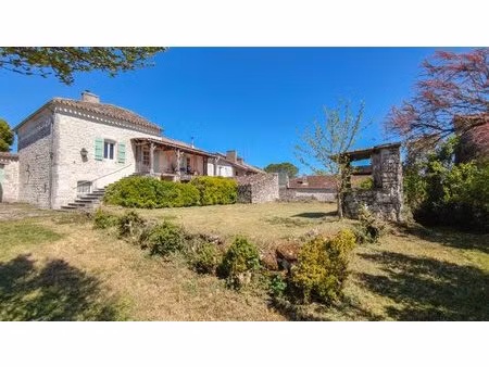 charmante maison en pierre située dans un village  avec un joli jardin clos  une maison à.
