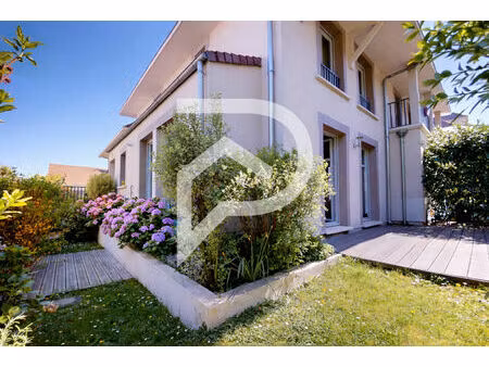 maison à marly-le-roi de 125 m²   4 chambres  jardin  cave  2 parkings en sous-sol