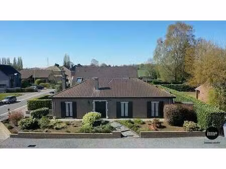 maison 4 façades  bungalo  avec beaucoup de potentiel!