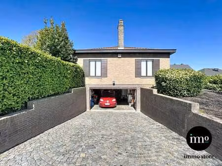 maison 4 façades  bungalow  avec beaucoup de potentiel!