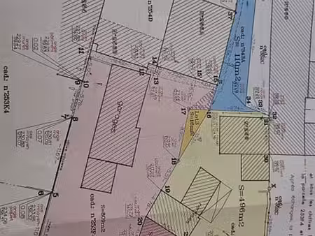 terrain de 891m² avec garages/remises.