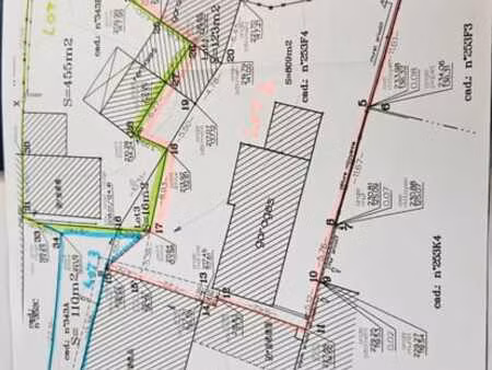 terrain de 932m² avec garages/remises.