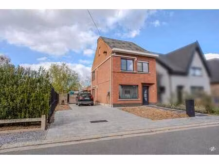 maison prête à emménager avec grand jardin et 3 ch à coucher