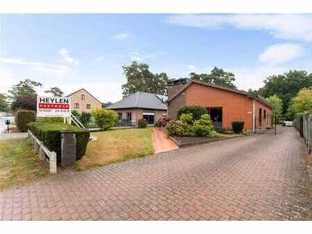 maison basse (185 m2) avec 4 garages arrière à vendre !