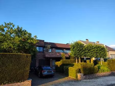 magnifique villa située dans un quartier résidentiel.