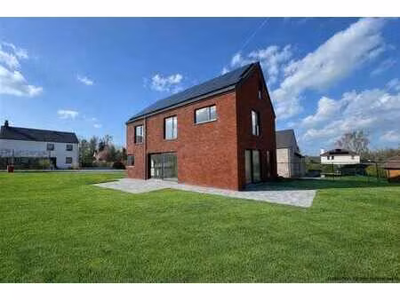 jolie villa neuve idéalement située