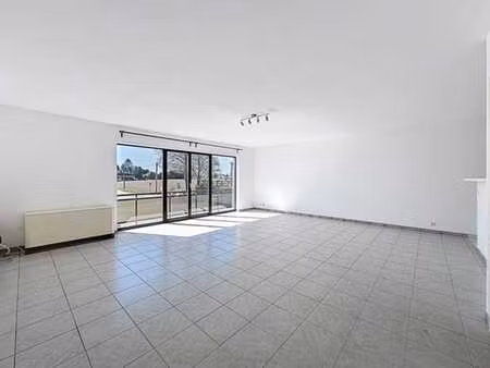 spacieux 2 chambres avec terrasse + possibilité garage