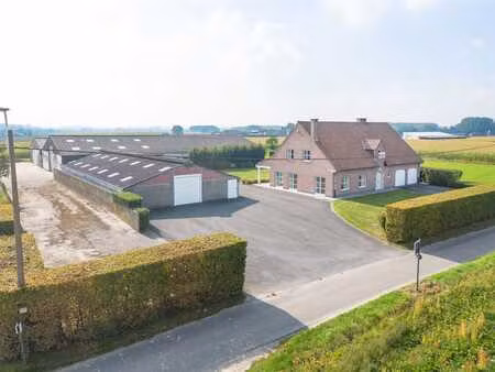 villa rurale prête à emménager avec trois entrepôt