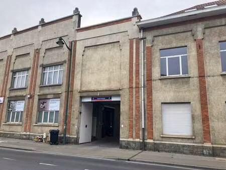 entrepôt à louer dans une ancienne fabrique