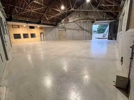 entrepôt 260m2 + vaste parking de 200m2 - fleurus (brye)
