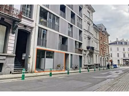 casco commerciële ruimte van 50m² met veel potentieel nabij