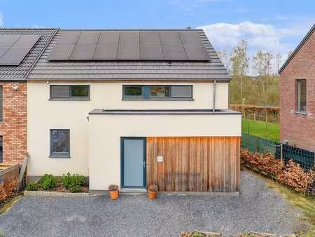 maison neuve spacieuse avec jardin ensoleillé