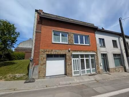 spacieuse maison 3 chambres avec garage et cour intérieure