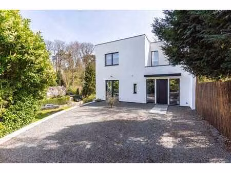 genval : villa contemporaine rénovée 4ch/3sdb/peb a