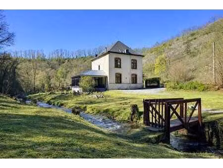 propriété de caractère entièrement rénovée  4 ch et bur. sur