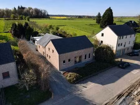 maison 4 façades  implantée sur une parcelle de ± 27 ares.