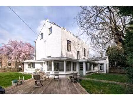 maison avec grand jardin  6 chambres garages  grands volumes