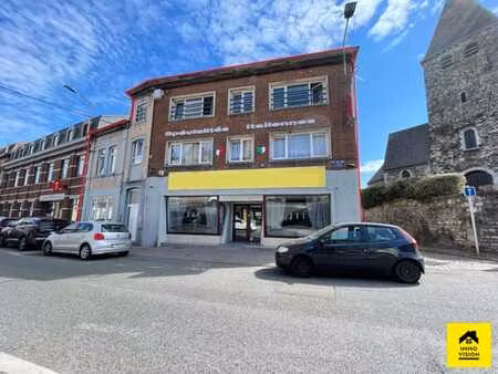 immeuble de rapport avec 4 logements et un rez-commercial.