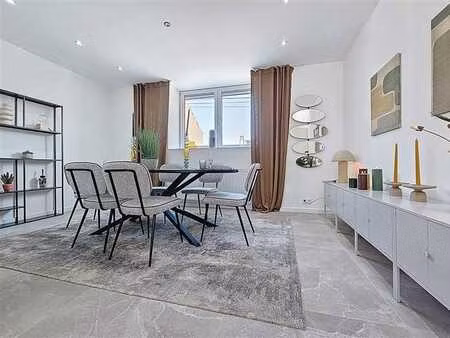 maison en clé sur porte avec terrasse et parkings