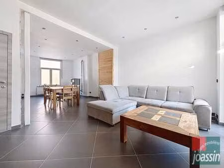 maison lumineuse rénovée avec garage et jardin