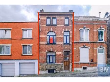 une maison unifamiliale comme une oasis de calme en ville.