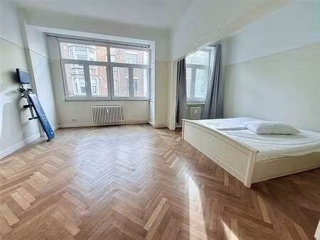 bel apt dans un immeuble style art deco!