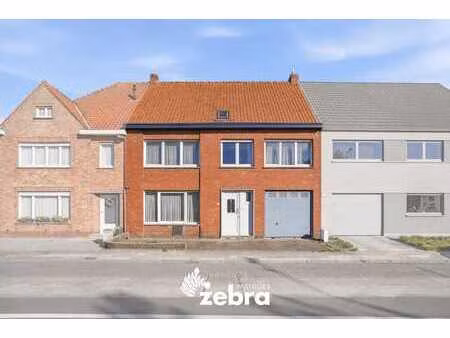 gesloten bebouwing met 4 slaapkamers op een boogscheut va...