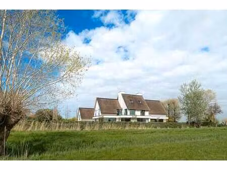 villa neuve à vendre bordant la nature vues magnifiques