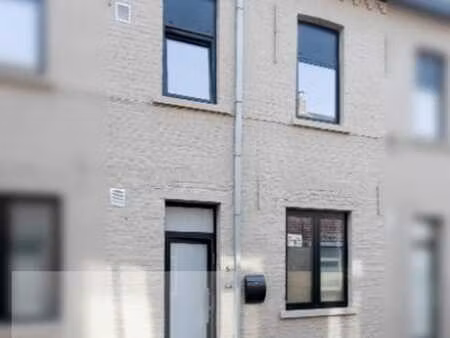 volledig vernieuwde  instapklare woning met 3 slaapkamers...