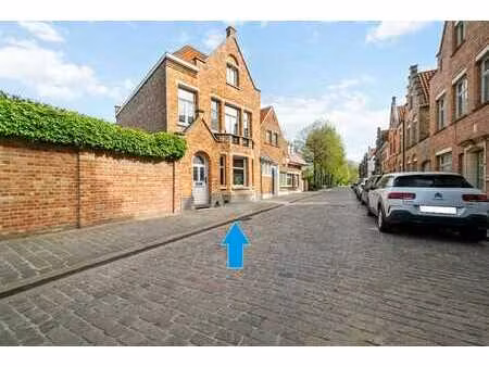 une maison de maître spacieuse et élégante avec un grand ja