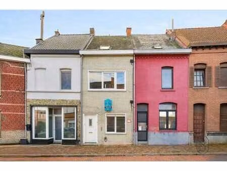 maison de rangée bien située avec 4 ch. proche de la gare