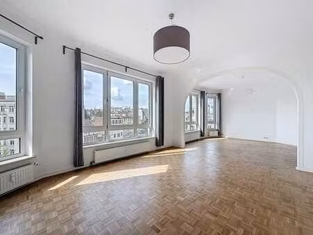 roosevelt/ulb : appartement 2 chambres + balcons + garage