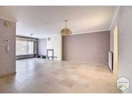 spacieux appartement avec 3 chambres et 2 balcons. face au p