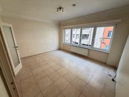 appartement 1 chambre / metro merode / cinquantenaire