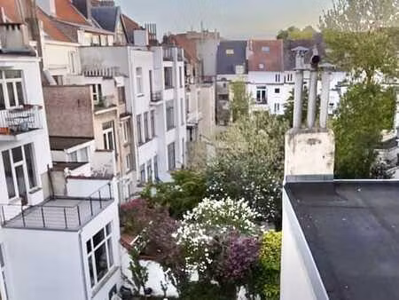 1ch  dernier etage  lumineux et calme  à 2 pas du chatelain