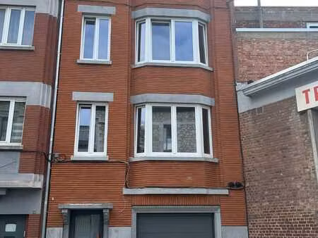 appartement 1er etage neuf completement renone en profondeur