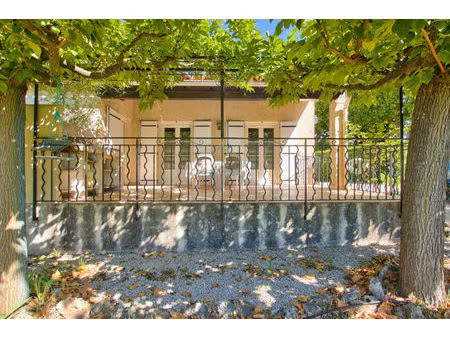 maison de plain pied t4 de 92 m² sur 1000 m² de terrain avec 2 garages et dépendances à ta