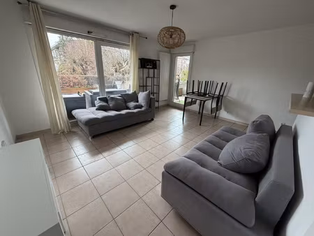 t2 meublé proche du centre avec terrasse et parking