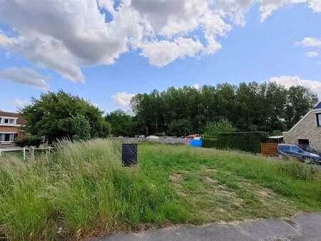 terrain à bâtir pour une maison trois façades sur un endroit