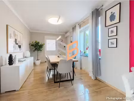 grande maison de village proche de la frontière