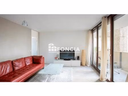 appartement t3 proche des commerces avec balcon et place de parking